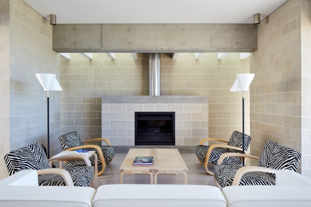 Block House house: Photo taken by Conor Quinn – view of the living room fitted out with Artek armchairs, tables and floor lamps.