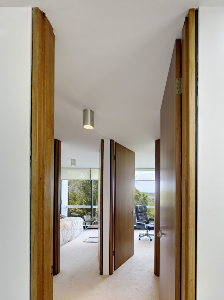 Castlecrag house: Photo taken by Michael Nicholson in 2015 – view of the bedrooms featuring full height doors and black shadowline details